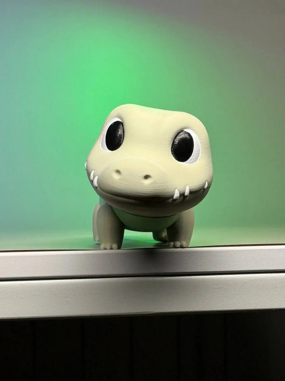 Художественная фигурка крокодила